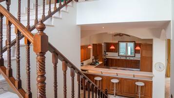 Vila, balkon | Dapur pribadi | Lemari es besar, microwave, oven, dan kompor