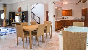 别墅, 阳台 | 私人厨房 | 大冰箱、微波炉、烤箱、炉灶