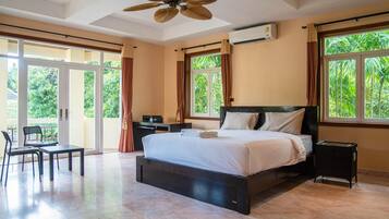 Vila, balkon | Brankas, tirai kedap cahaya, setrika/meja setrika, dan Wi-Fi gratis