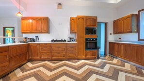 别墅, 阳台 | 私人厨房 | 大冰箱、微波炉、烤箱、炉灶