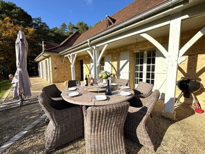Outdoor dining - LES COMBETTES - air-conditioned luxury house with heated pool and view***** (Saint-Chamassy)