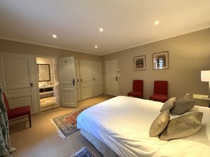 5 Schlafzimmer, Bügeleisen/Bügelbrett, Internetzugang, Bettwäsche