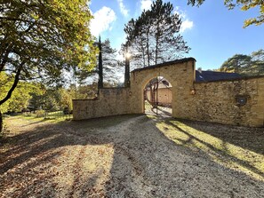 Property grounds - LES COMBETTES - air-conditioned luxury house with heated pool and view***** (Saint-Chamassy)