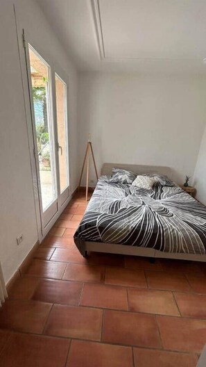 3 bedrooms, desk, iron/ironing board, free WiFi