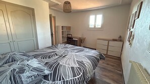3 habitaciones, escritorio, tabla de planchar con plancha y wifi gratis 