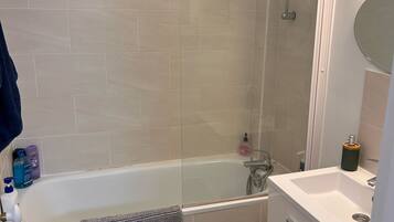 Een haardroger, een bidet, handdoeken, zeep