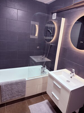 Hair dryer, bidet, towels, soap - 40 m2 appartement in the heart Of Paris (Paris)