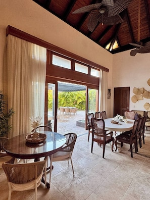 Villa, 4 camere da letto, accessibile ai disabili, fumatori | Sala da pranzo