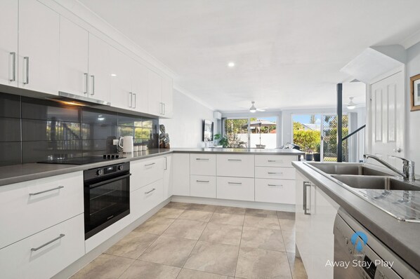 ثلاجة، ميكروويف، فرن، موقد طهي مسطح