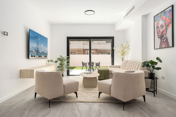 아파트, 마당 전망 | 거실 공간