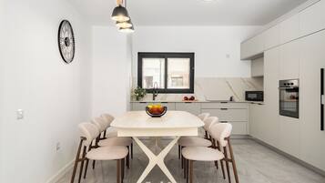 Apartment, Courtyard View | In-room dining