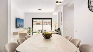 Căn hộ, quang cảnh sân vườn | Khu vực ăn uống tại phòng