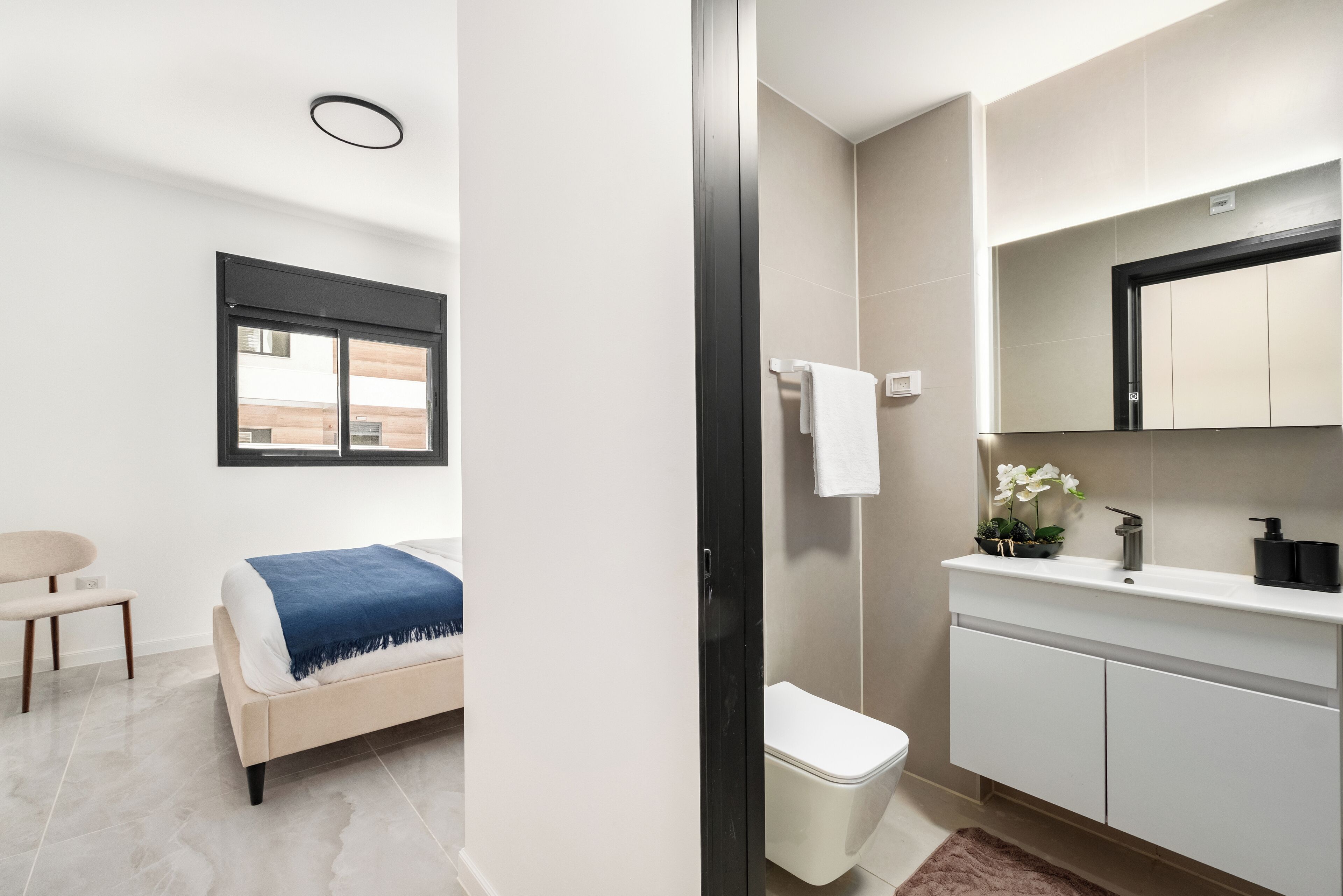 Appartement, vue cour intérieure | Salle de bain