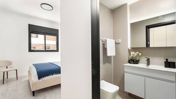 Apartment, Blick auf den Innenhof | Badezimmer