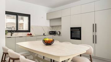 Apartment, Blick auf den Innenhof | Essbereich im Zimmer