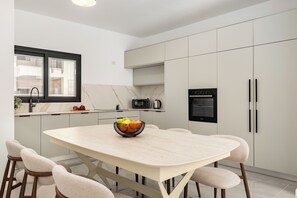 Apartment, Blick auf den Innenhof | Essbereich im Zimmer