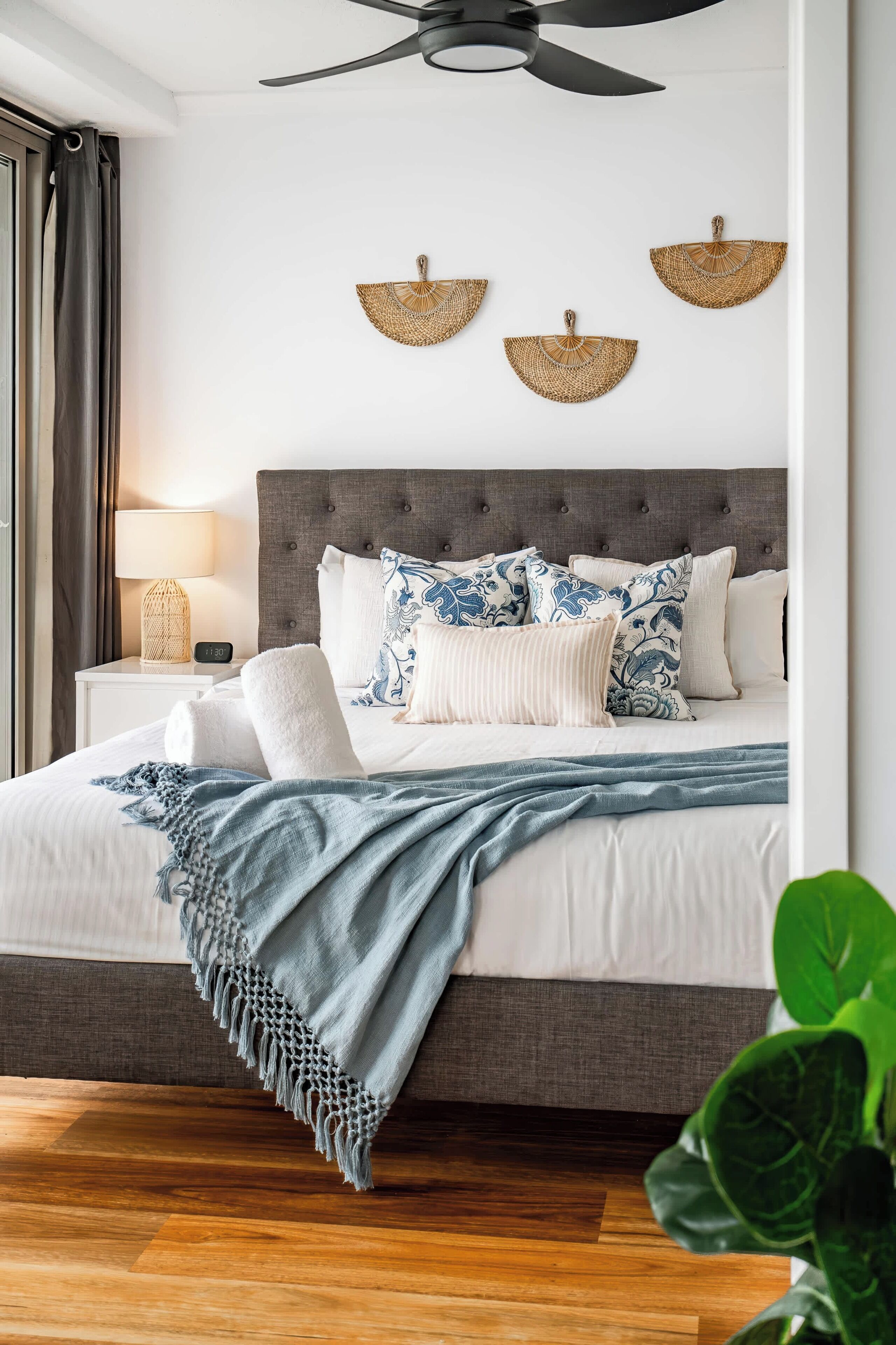 3 chambres, bureau, fer et planche à repasser, lit parapluie