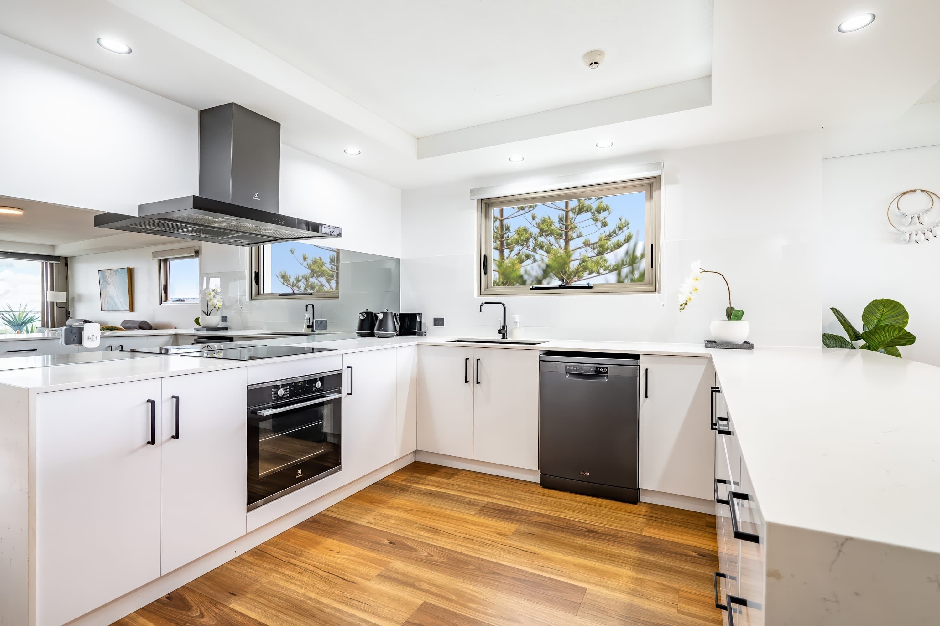 Een koelkast, een magnetron, een oven, een kookplaat