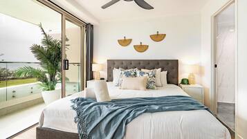 3 habitaciones, escritorio y tabla de planchar con plancha