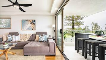 Televisión, libros, oficina