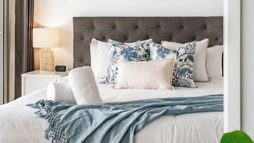 3 bedrooms, desk, iron/ironing board, travel crib