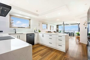 ثلاجة، ميكروويف، فرن، موقد طهي مسطح