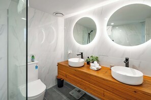Dusche, Haartrockner, Handtücher, Shampoo