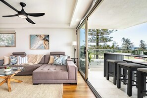 电视、书、办公室