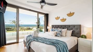 3 habitaciones, escritorio y tabla de planchar con plancha