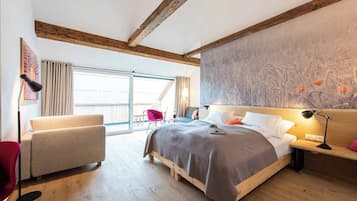 Junior-Suite, Blick auf den Innenhof | Zimmersafe, VerdunkelungsvorhÀnge, kostenloses WLAN