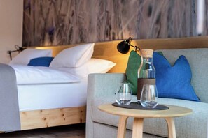 Phòng đôi Deluxe, ban công | Két bảo mật tại phòng, màn/rèm cản sáng 