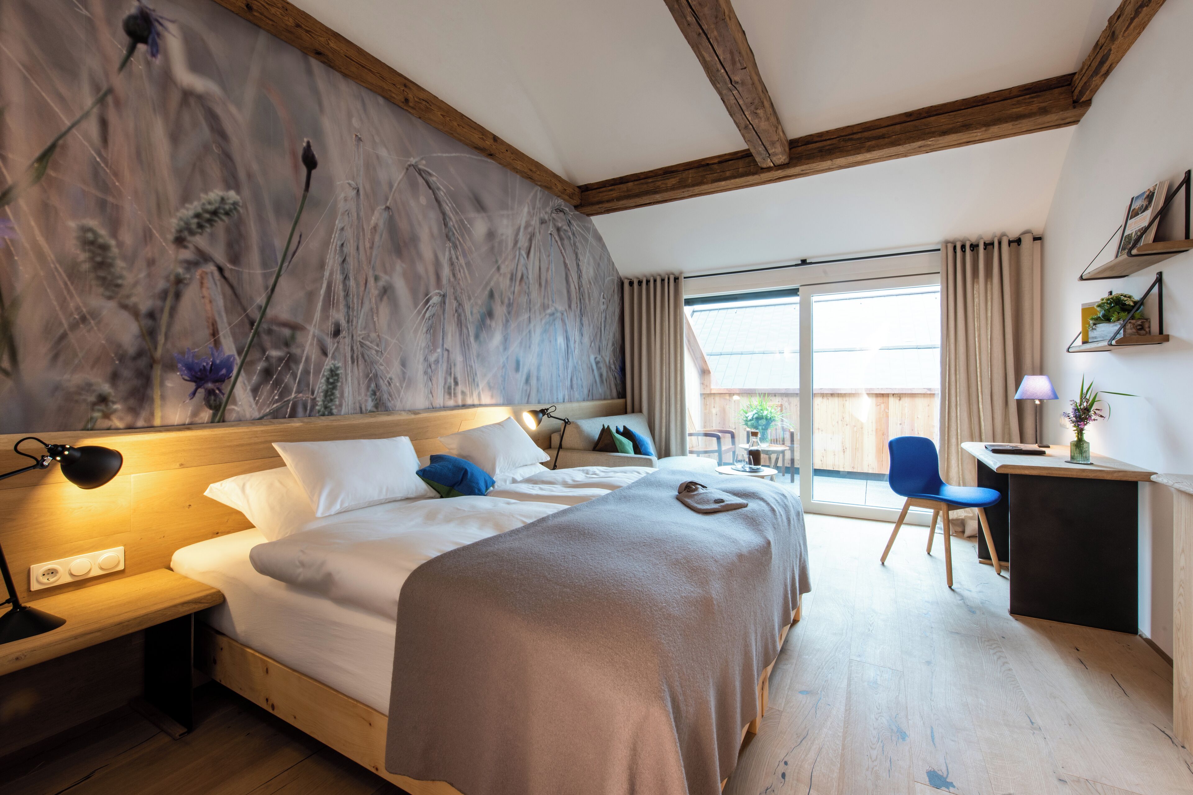 Habitación doble Deluxe, balcón | Caja de seguridad en la habitación, cortinas blackout y wifi gratis 