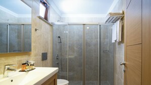 A bathroom with a shower, toilet, and sink. - Levent Hotel Istanbul (Istanbul)
