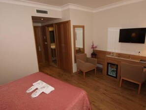 A hotel room with a bed, a desk, a chair, a television, and a bathroom. - Levent Hotel Istanbul (Istanbul)