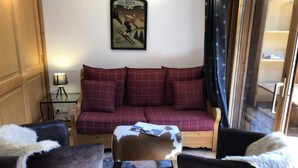 Living area - Apartment in Meribel Near Ski Slopes (Les Allues)