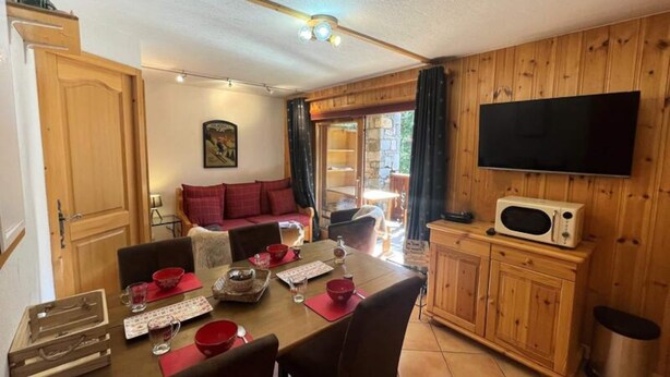 Living area - Apartment in Meribel Near Ski Slopes (Les Allues)
