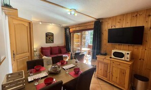 Living area - Apartment in Meribel Near Ski Slopes (Les Allues)