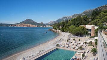 Innenpool, Außenpool (je nach Saison geöffnet), Sonnenschirme