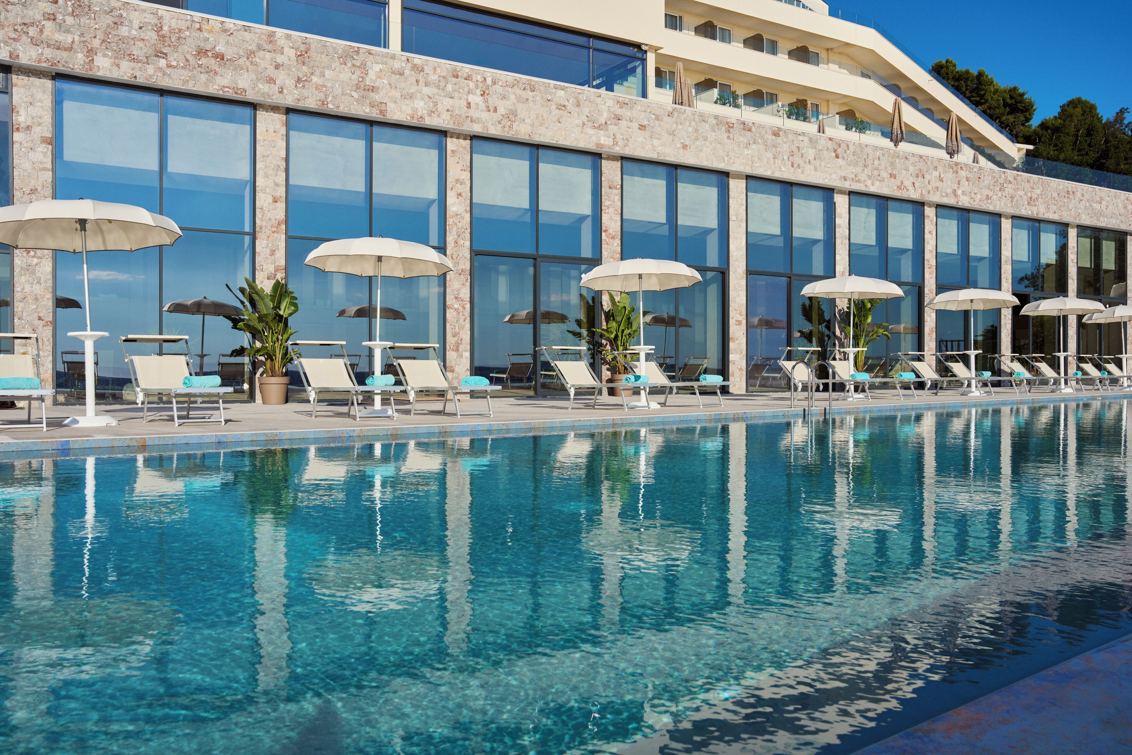 Piscina interna, piscina externa sazonal, guarda-sóis, espreguiçadeiras