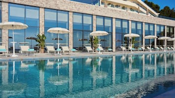 Indoor pool, seasonal outdoor pool, pool umbrellas, sun loungers