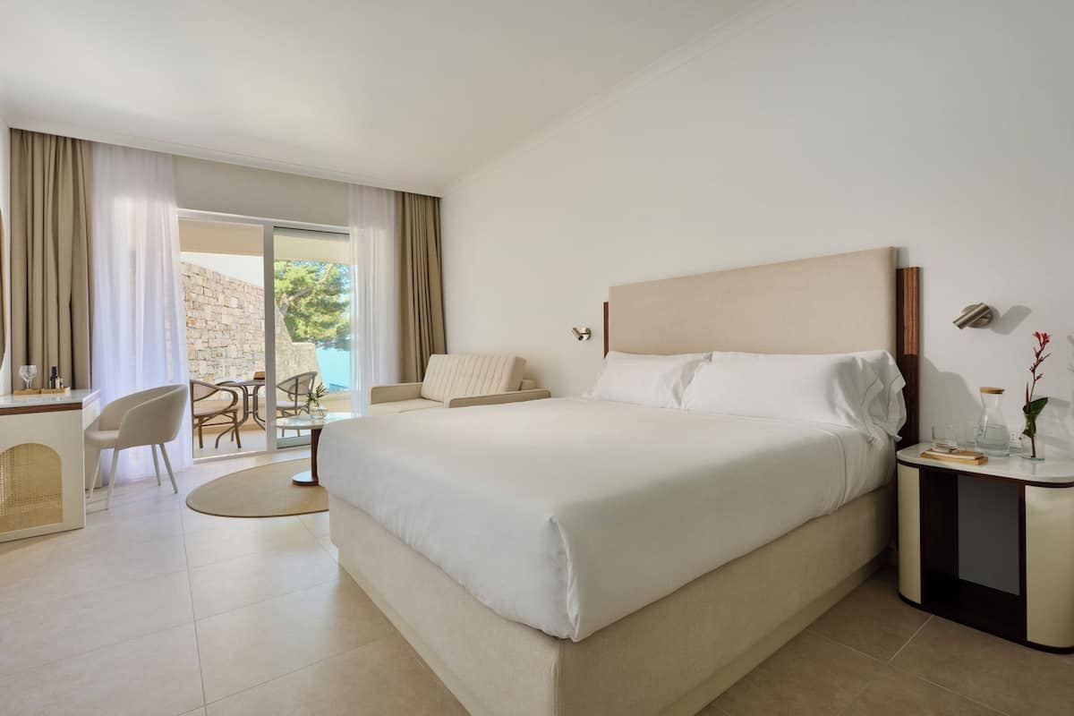 Junior Suite | Premium bedding, minibar, in-room safe, blackout drapes