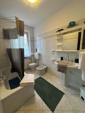 Bidet, towels, toilet paper - Villa Las Palmas by Nicola Real Estate (Corsanico)