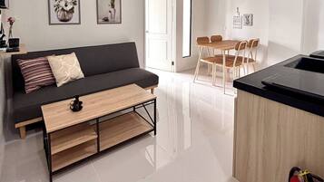Condo, 1 Bedroom, Accessible, Smoking | Living room