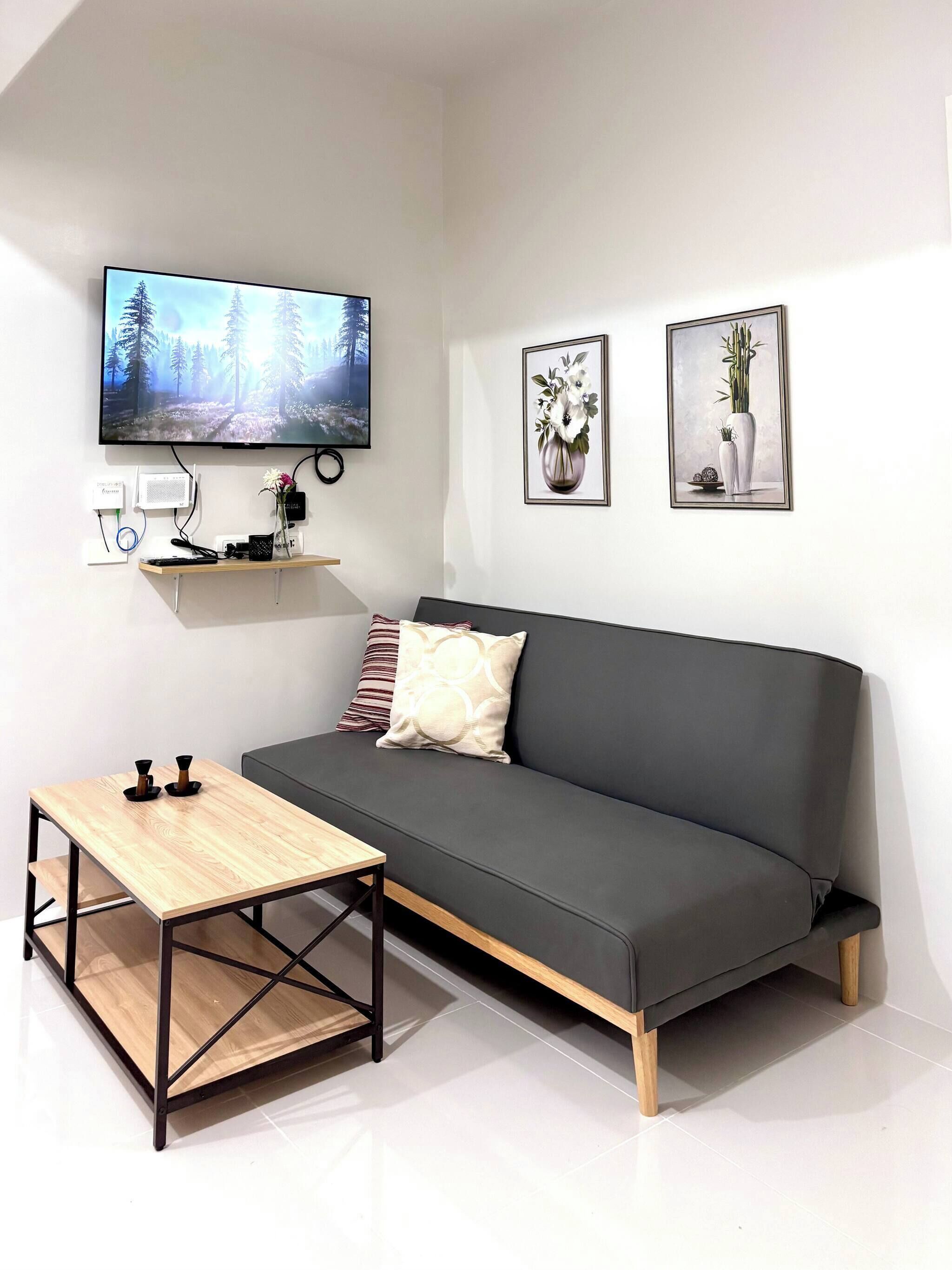 Condo, 1 Bedroom, Accessible, Smoking | Living room