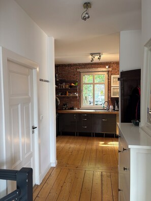 Oven, stovetop, dishwasher - City apartment on the historic Wall in Aurich (Aurich)