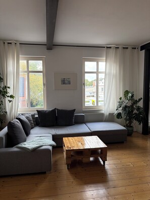 TV, fireplace - City apartment on the historic Wall in Aurich (Aurich)