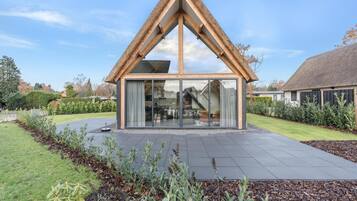 ุงูู
ูุดุฃุฉ ู
ู ุงูุฎุงุฑุฌ