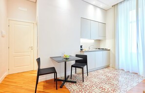 Mini-fridge, stovetop, cookware/dishes/utensils - Via Lungomare De Simone (Santa Maria di Castellabate)