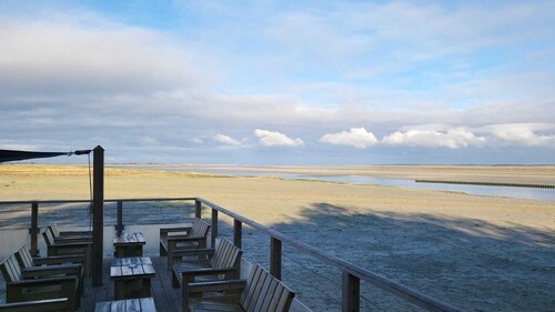 “South Loft Room” – Sunny Comfort Under the Beams
