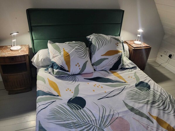 Iron/ironing board, WiFi, bed sheets